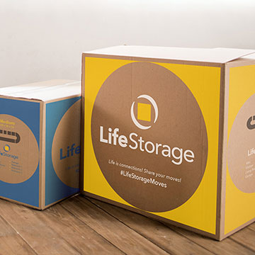 Cajas de mudanza y suministros de almacenamiento en las instalaciones de  Life Storage